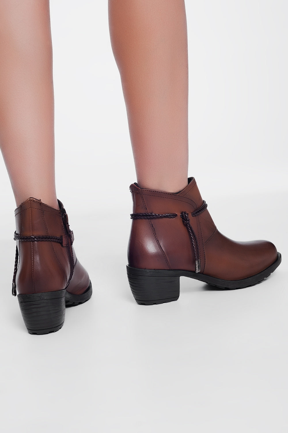 Botins marrom em couro com salto médio largo e biqueira arredondada