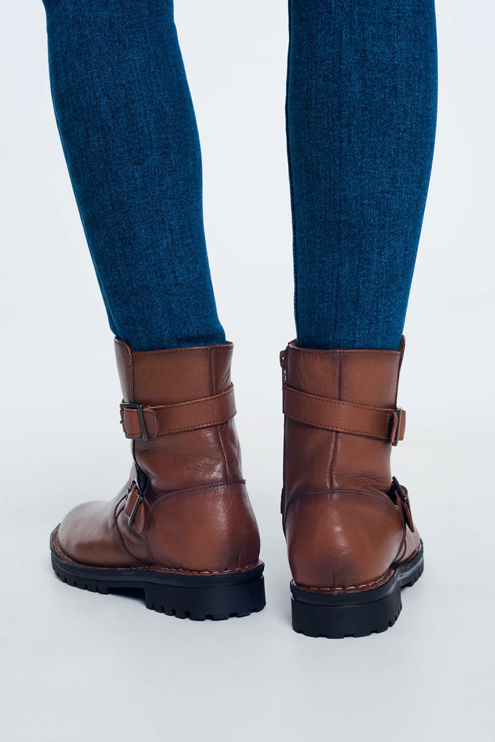 Botins marrom com fivela