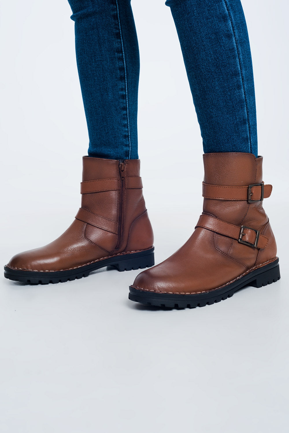 Botins marrom com fivela
