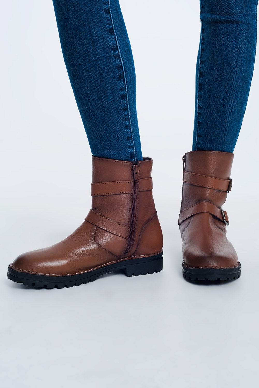 Botins marrom com fivela