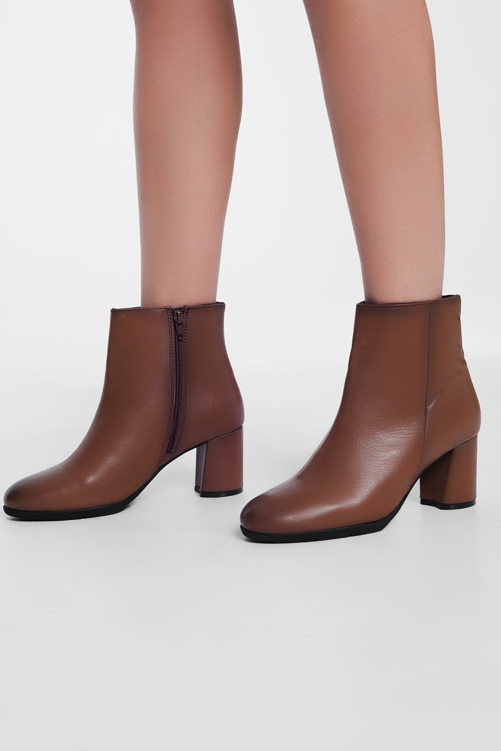 Botins em couro marrom com salto médio