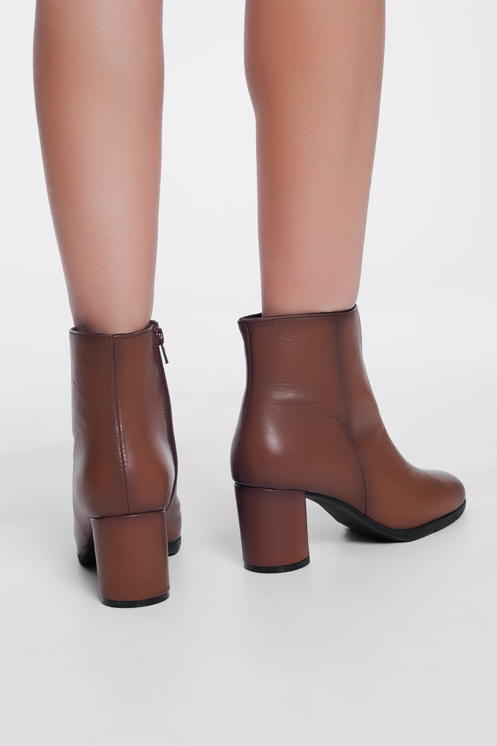 Botins em couro marrom com salto médio