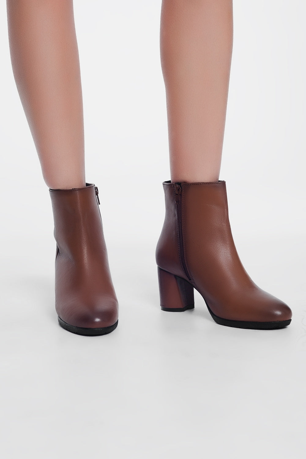 Botins em couro marrom com salto médio