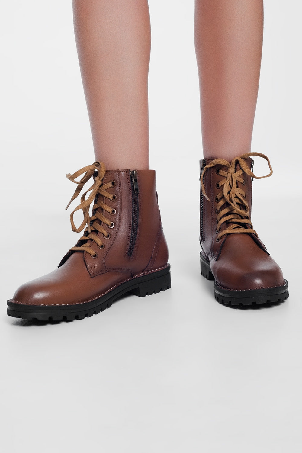 Botas militares de couro marrom grosso