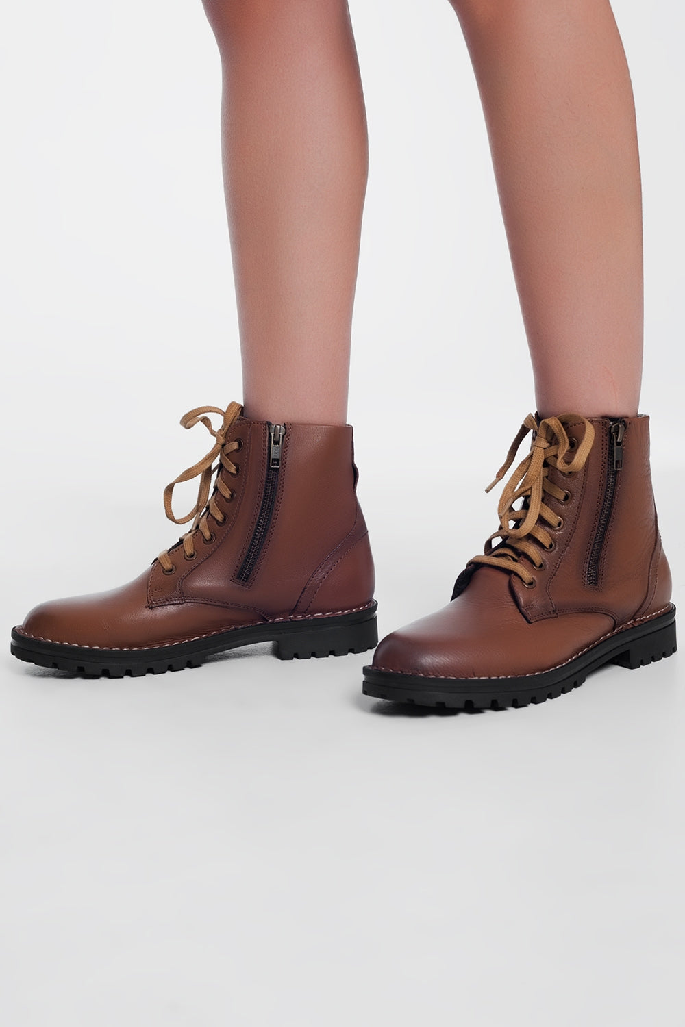 Botas militares de couro marrom grosso