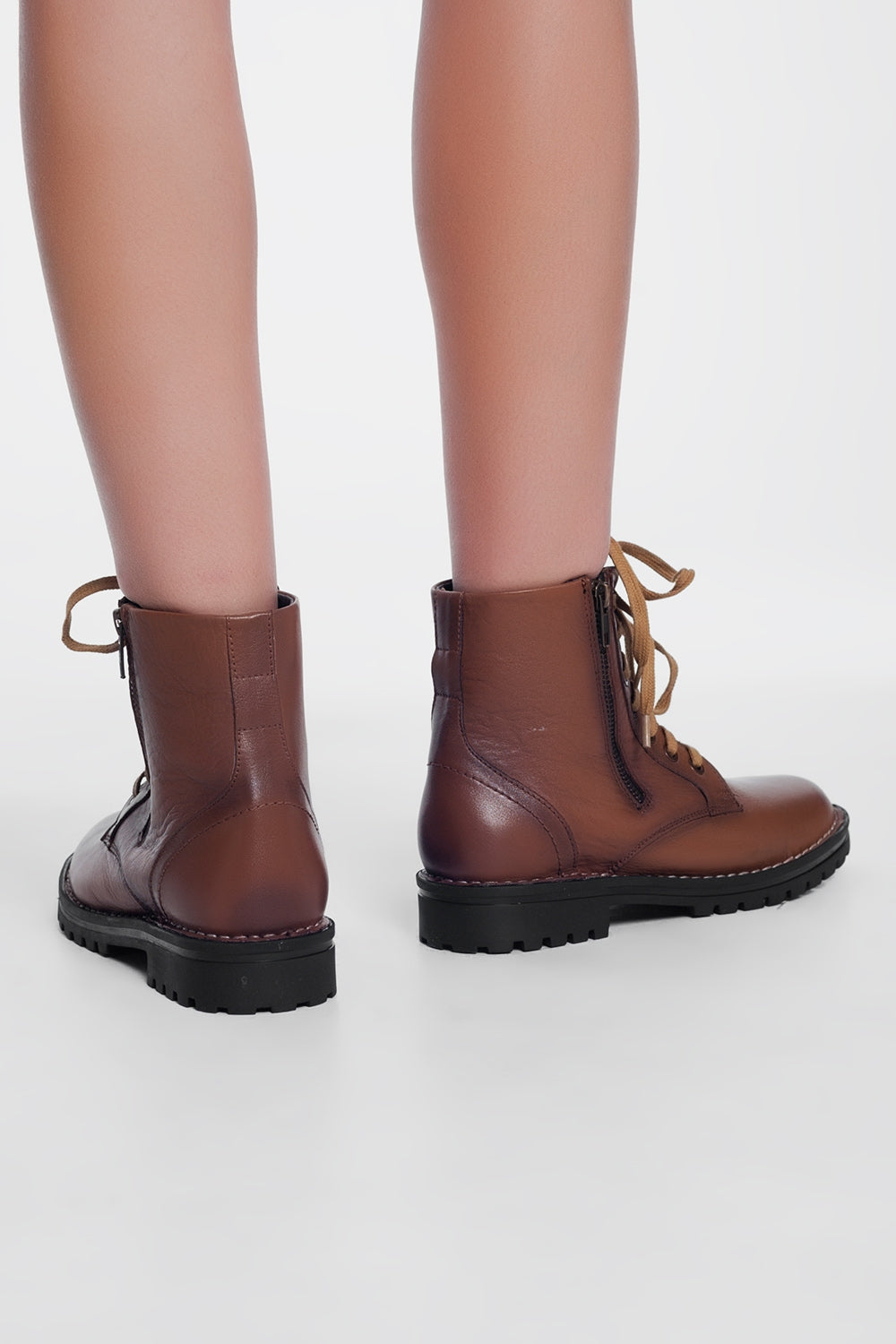 Botas militares de couro marrom grosso