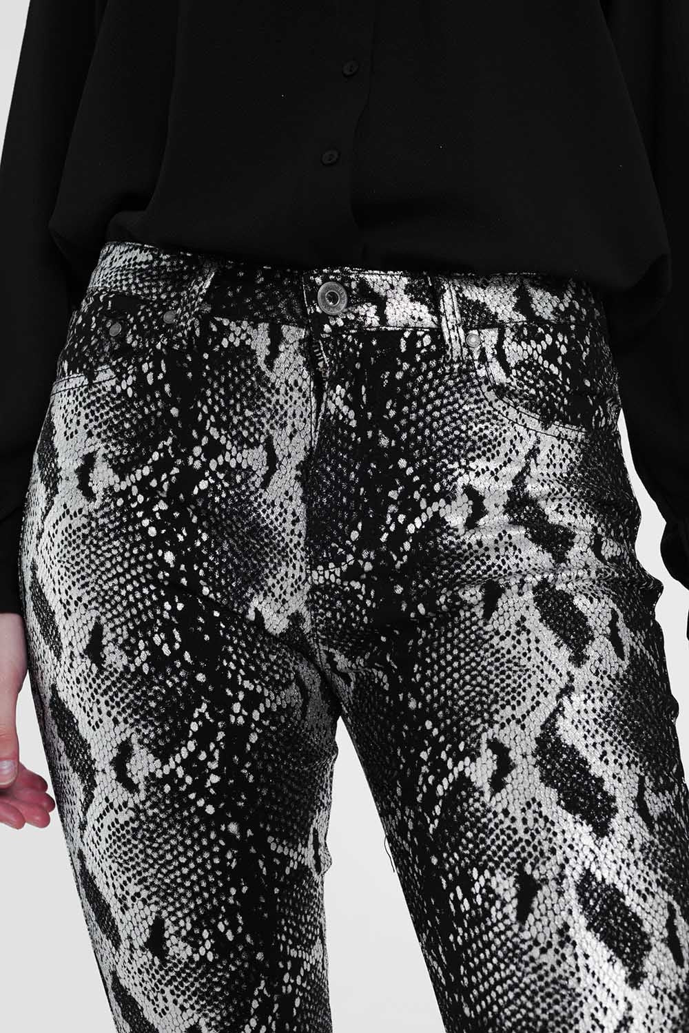 Calça preta com perna justa e estampa animal