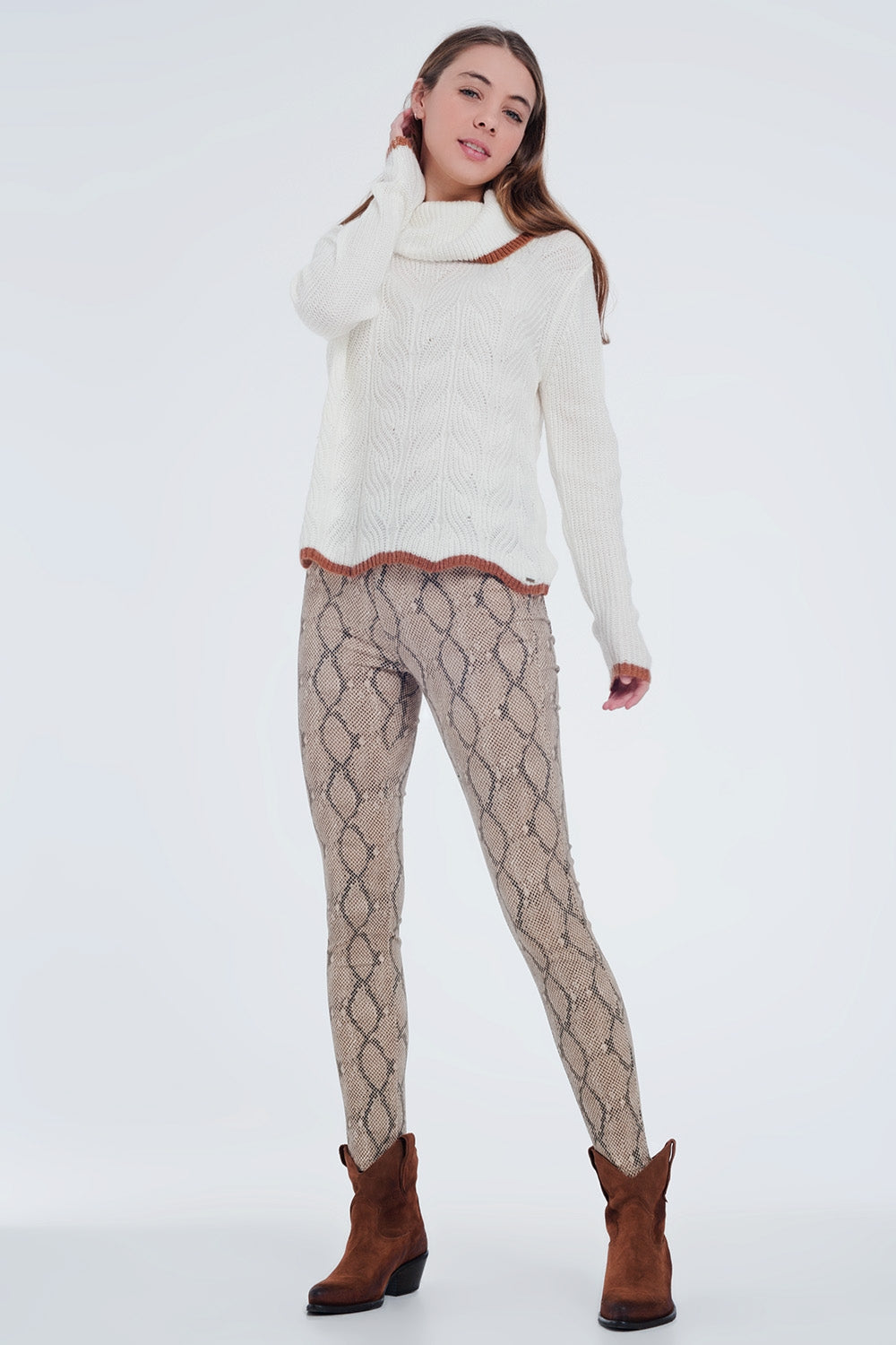 Calças skinny com estampado de cobra em camelo