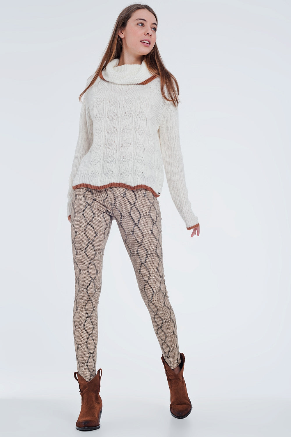 Calças skinny com estampado de cobra em camelo