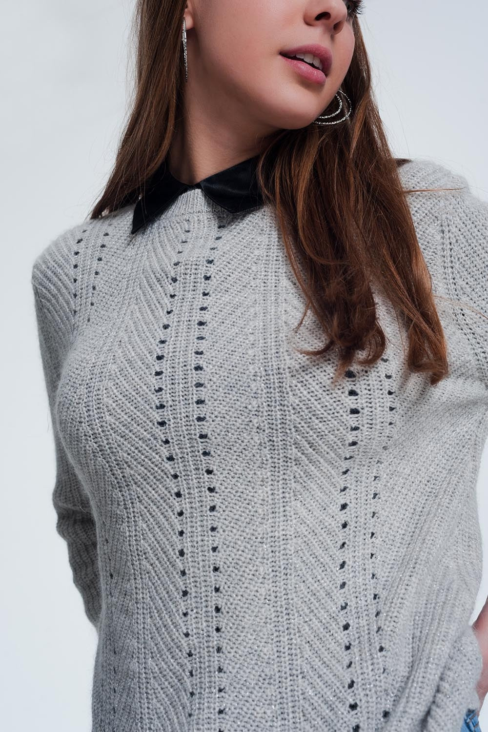 camisola cinzenta com detalhamento perfurada