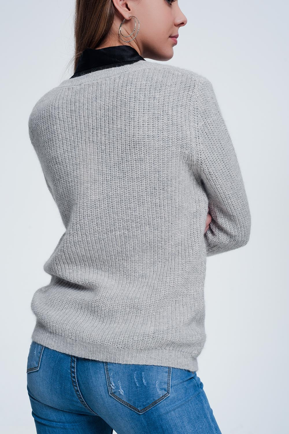 camisola cinzenta com detalhamento perfurada