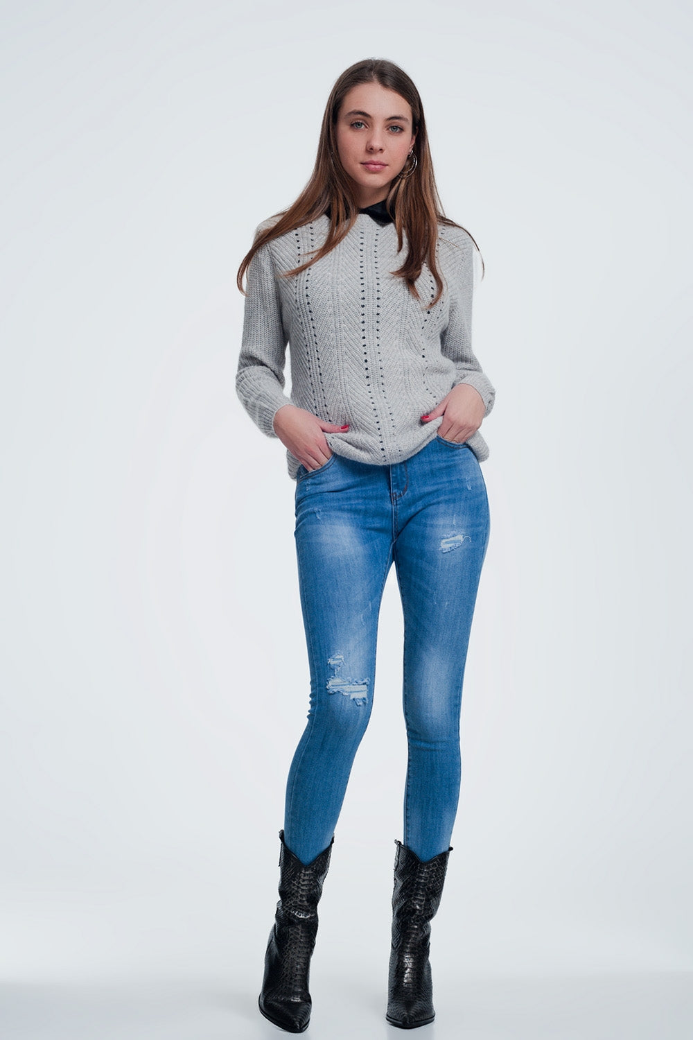 camisola cinzenta com detalhamento perfurada