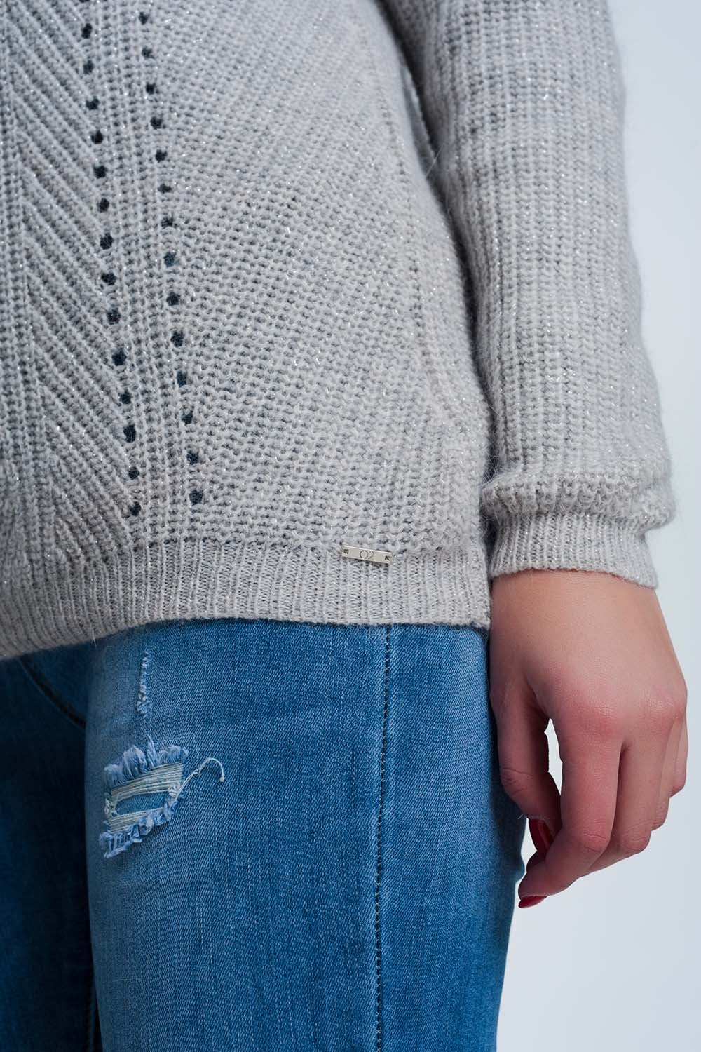 camisola cinzenta com detalhamento perfurada