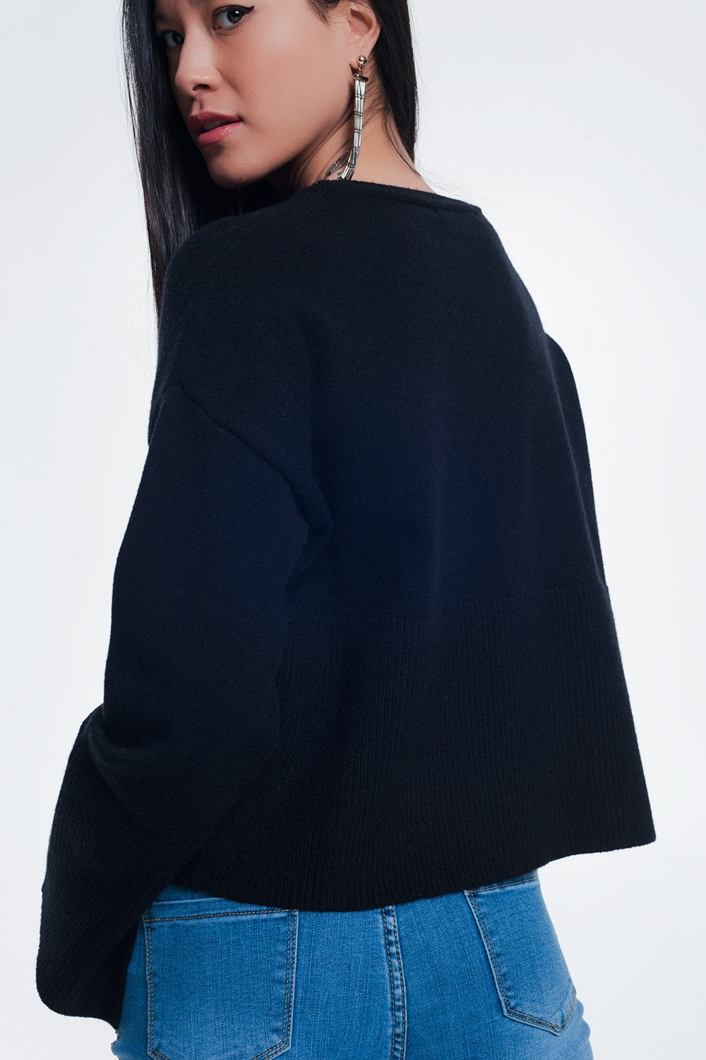 Camisola com detalhe de nervuras nas mangas cor preto