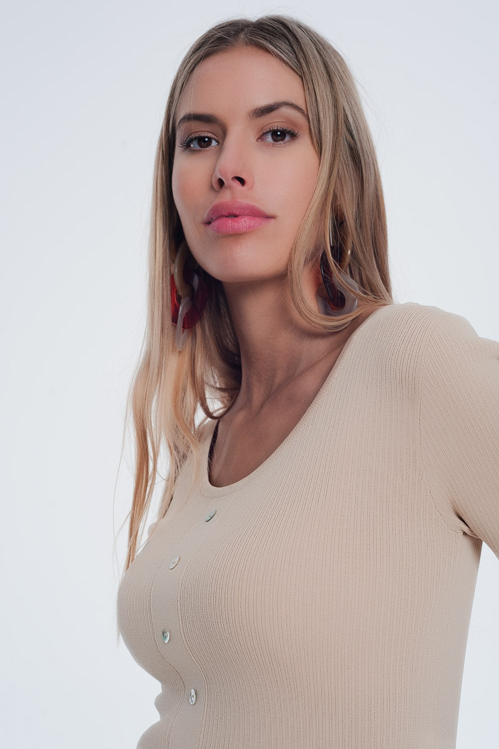blusa de gola redonda com botões em bege