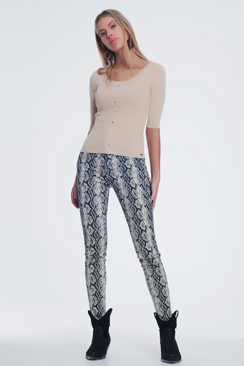blusa de gola redonda com botões em bege