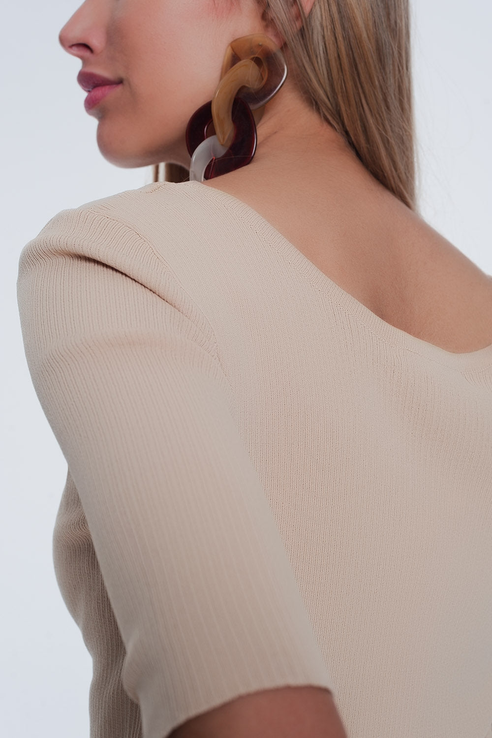 blusa de gola redonda com botões em bege