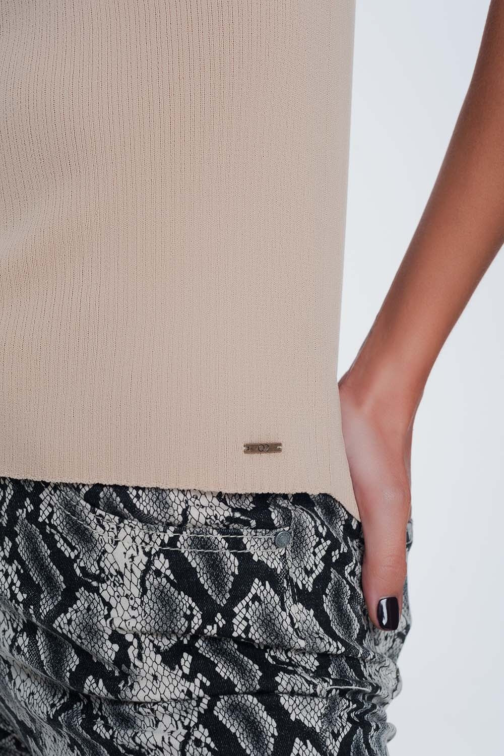 blusa de gola redonda com botões em bege
