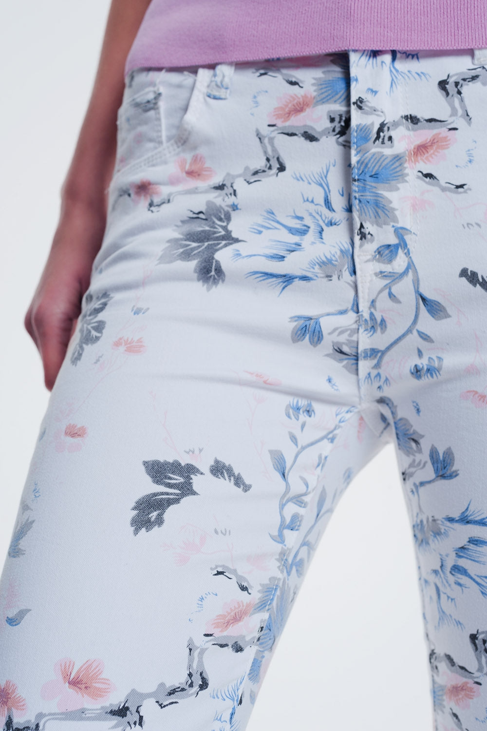 calças skinny branco com estampa floral
