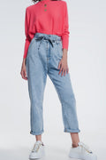 Jeans de corte reto em denim claro com cinto