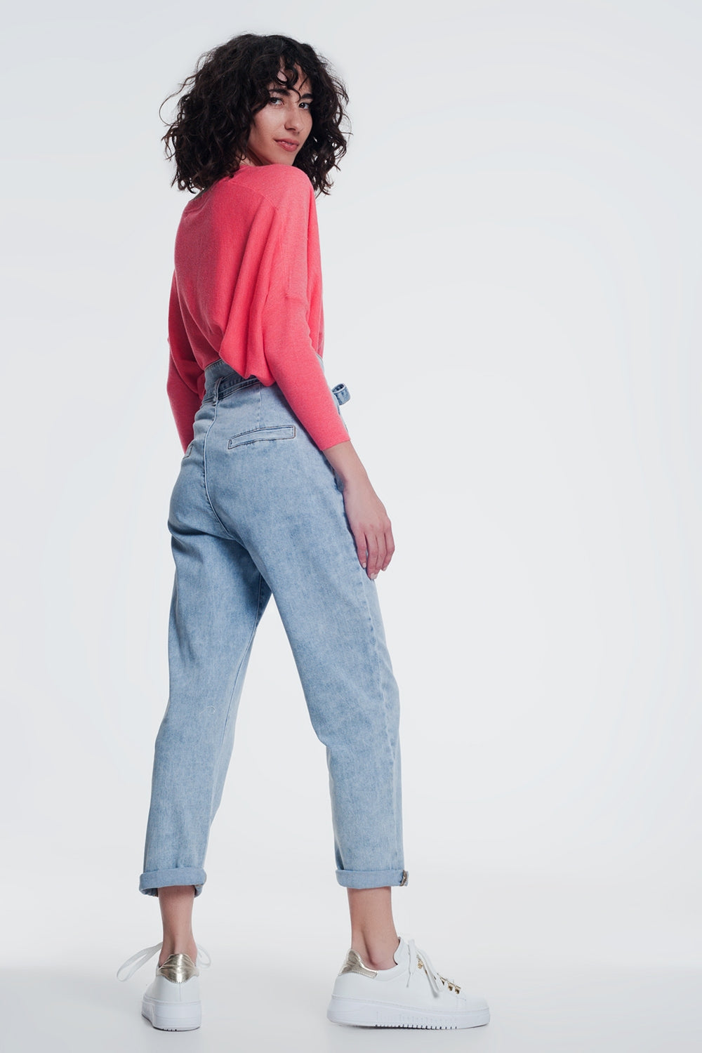 Jeans de corte reto em denim claro com cinto