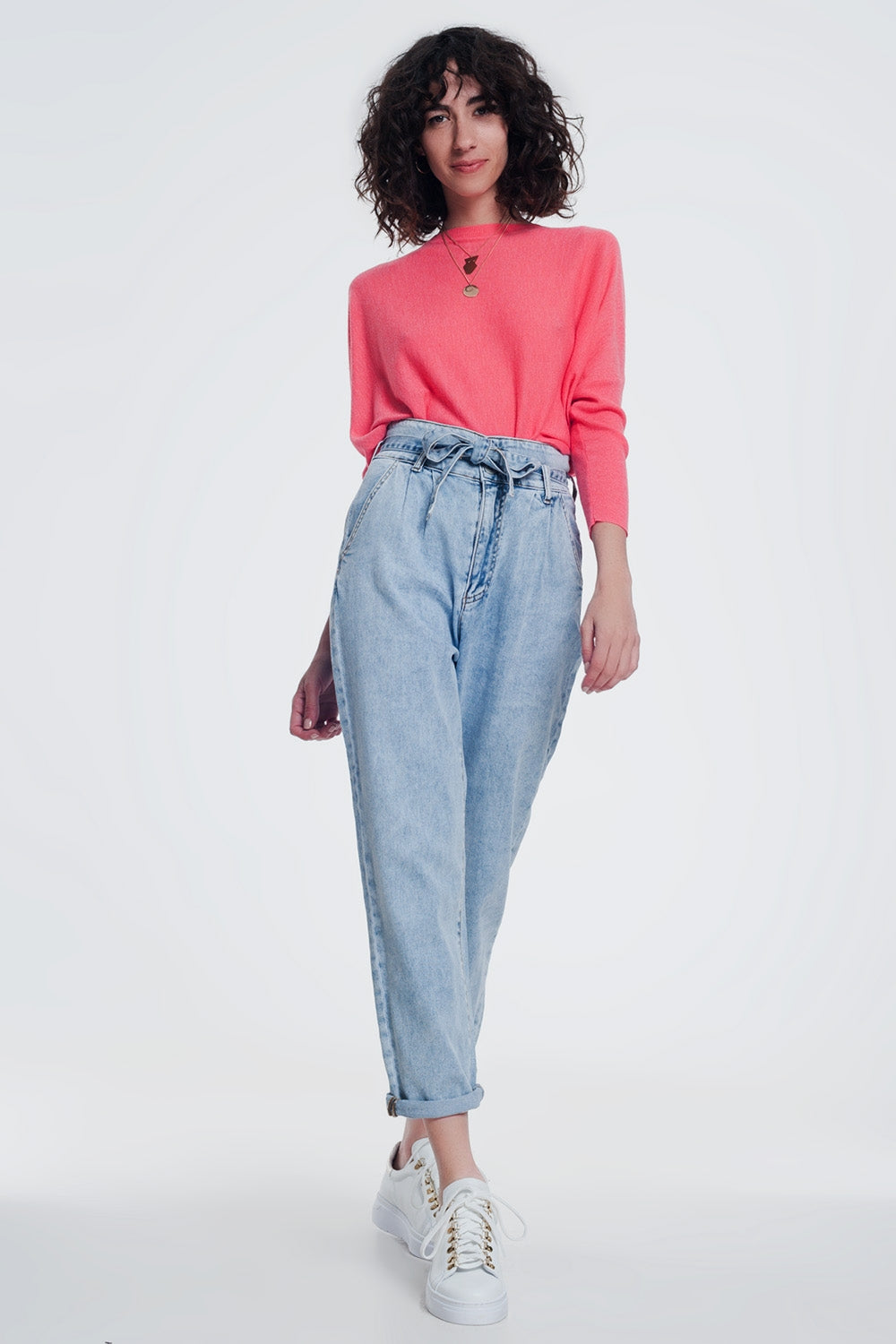 Jeans de corte reto em denim claro com cinto