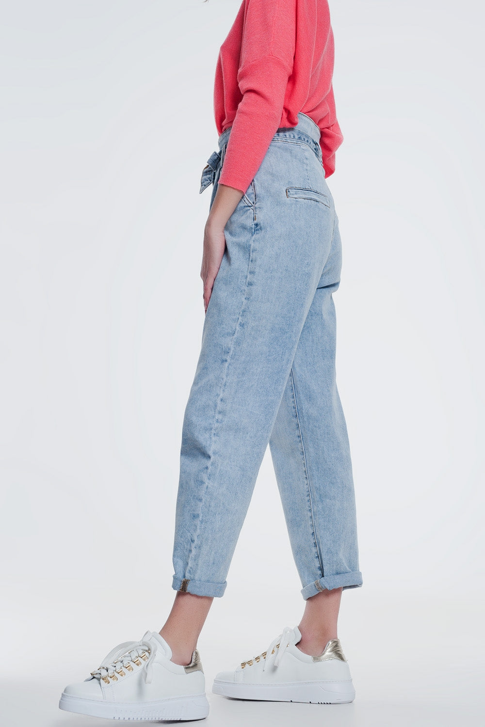Jeans de corte reto em denim claro com cinto