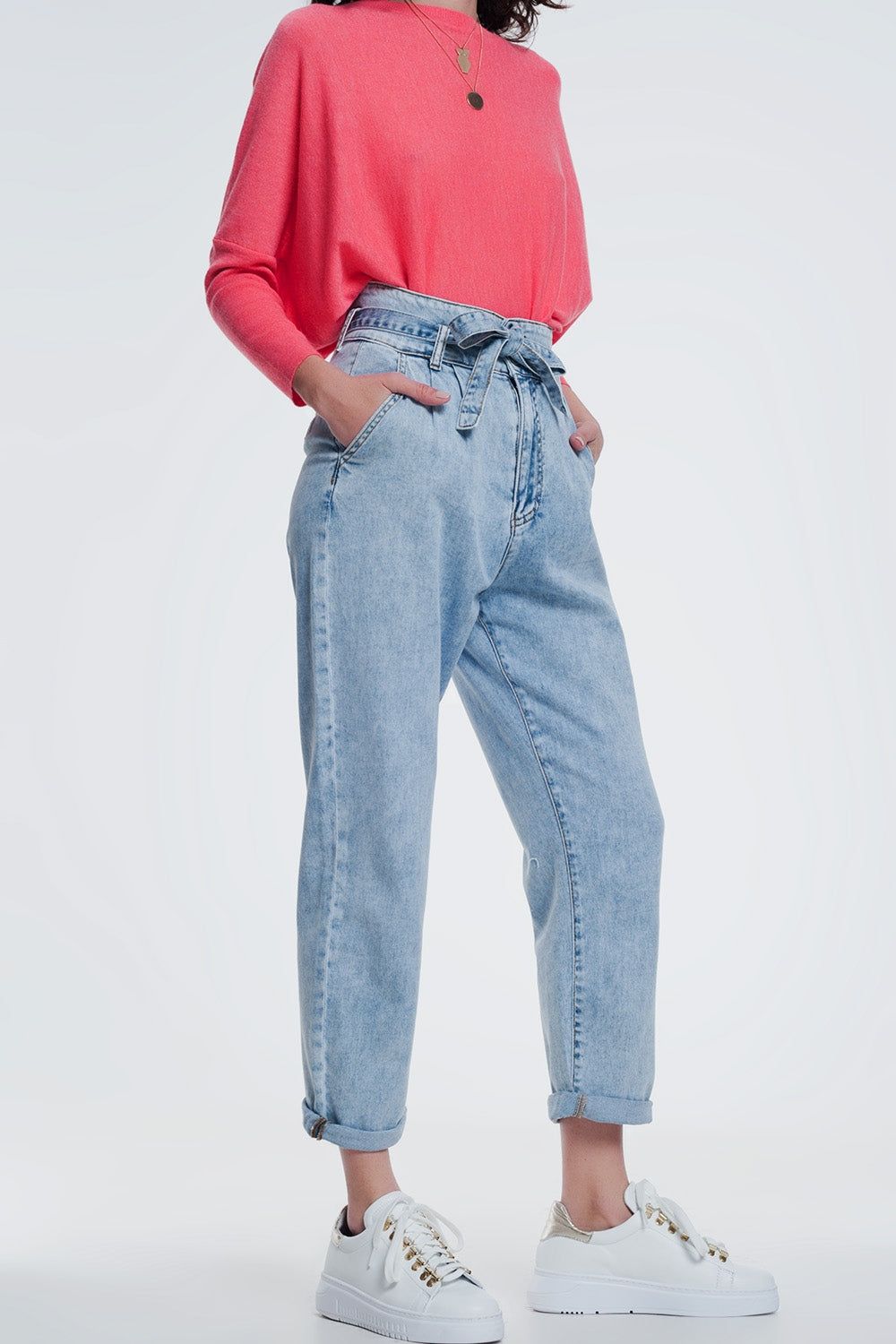 Jeans de corte reto em denim claro com cinto