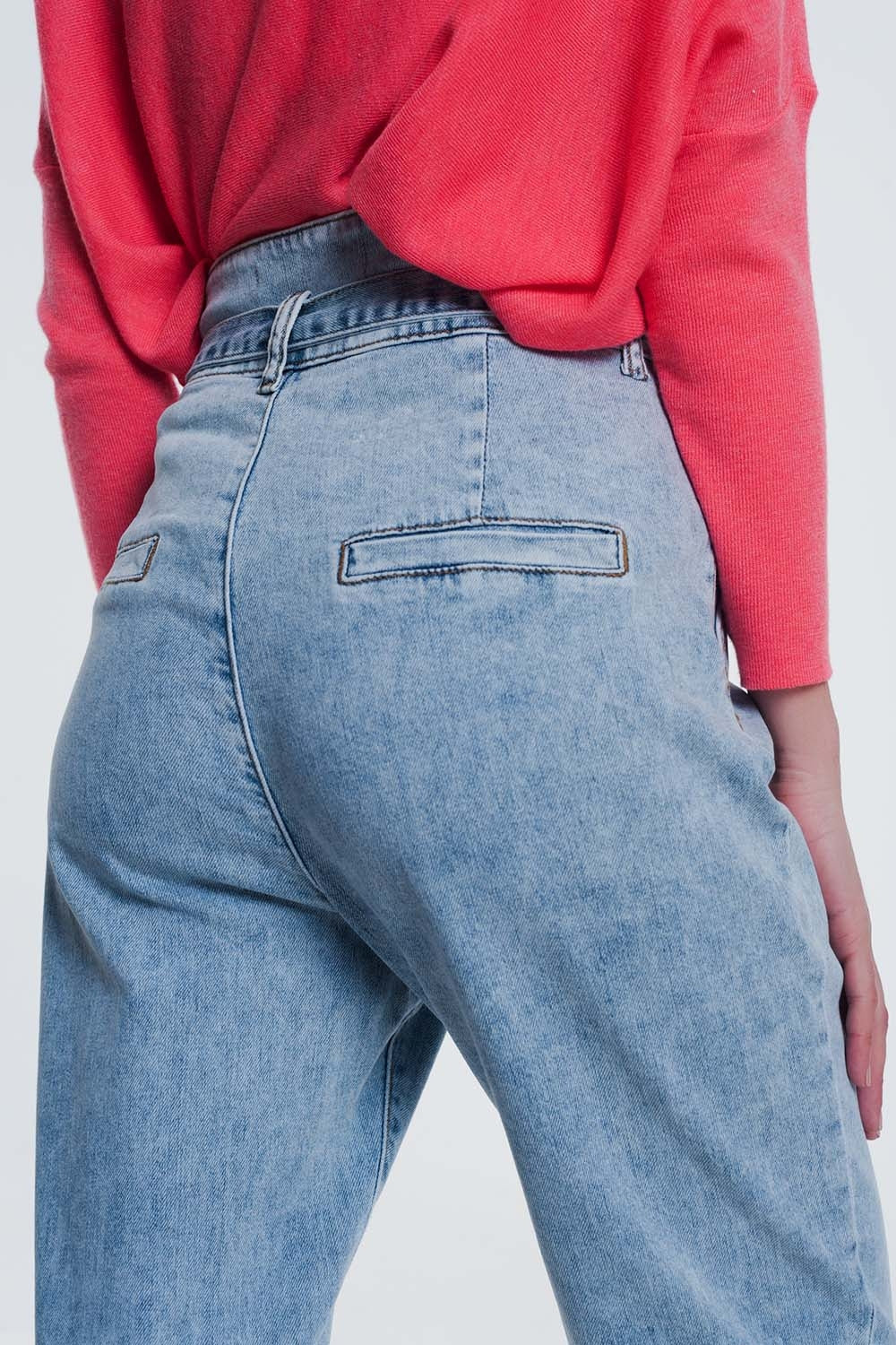 Jeans de corte reto em denim claro com cinto
