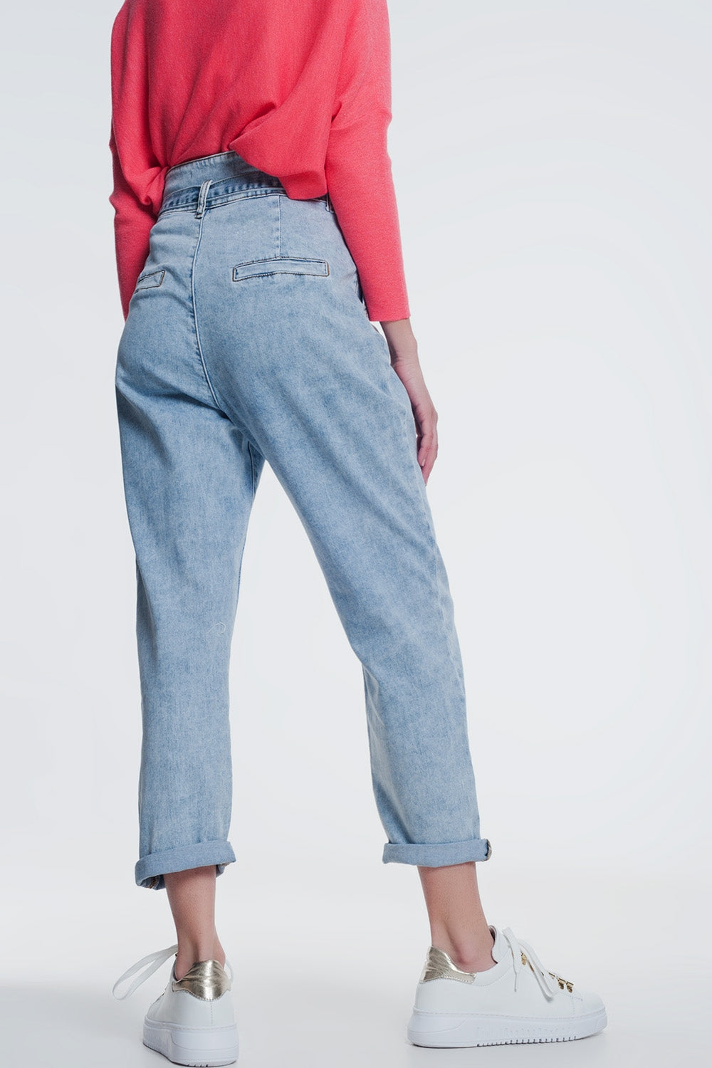Jeans de corte reto em denim claro com cinto