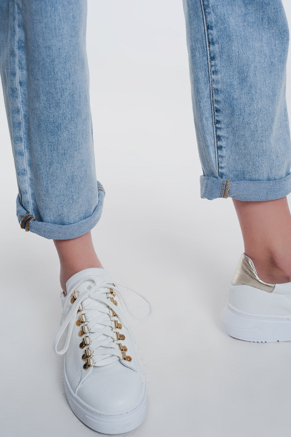 Jeans de corte reto em denim claro com cinto