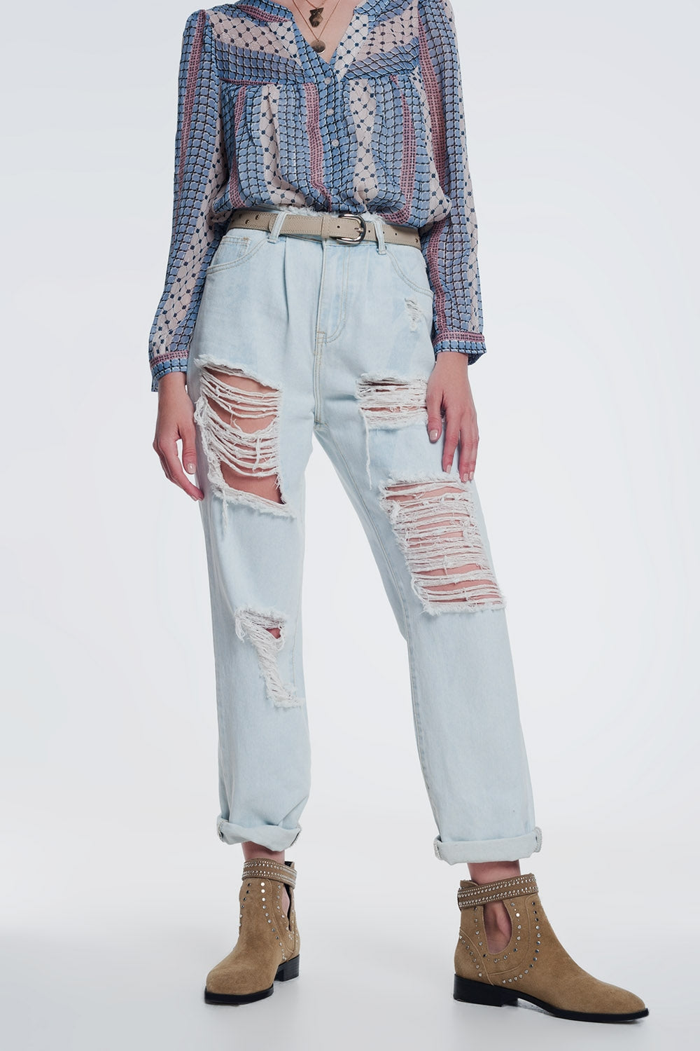 jeans rasgados boyfriend em azul claro