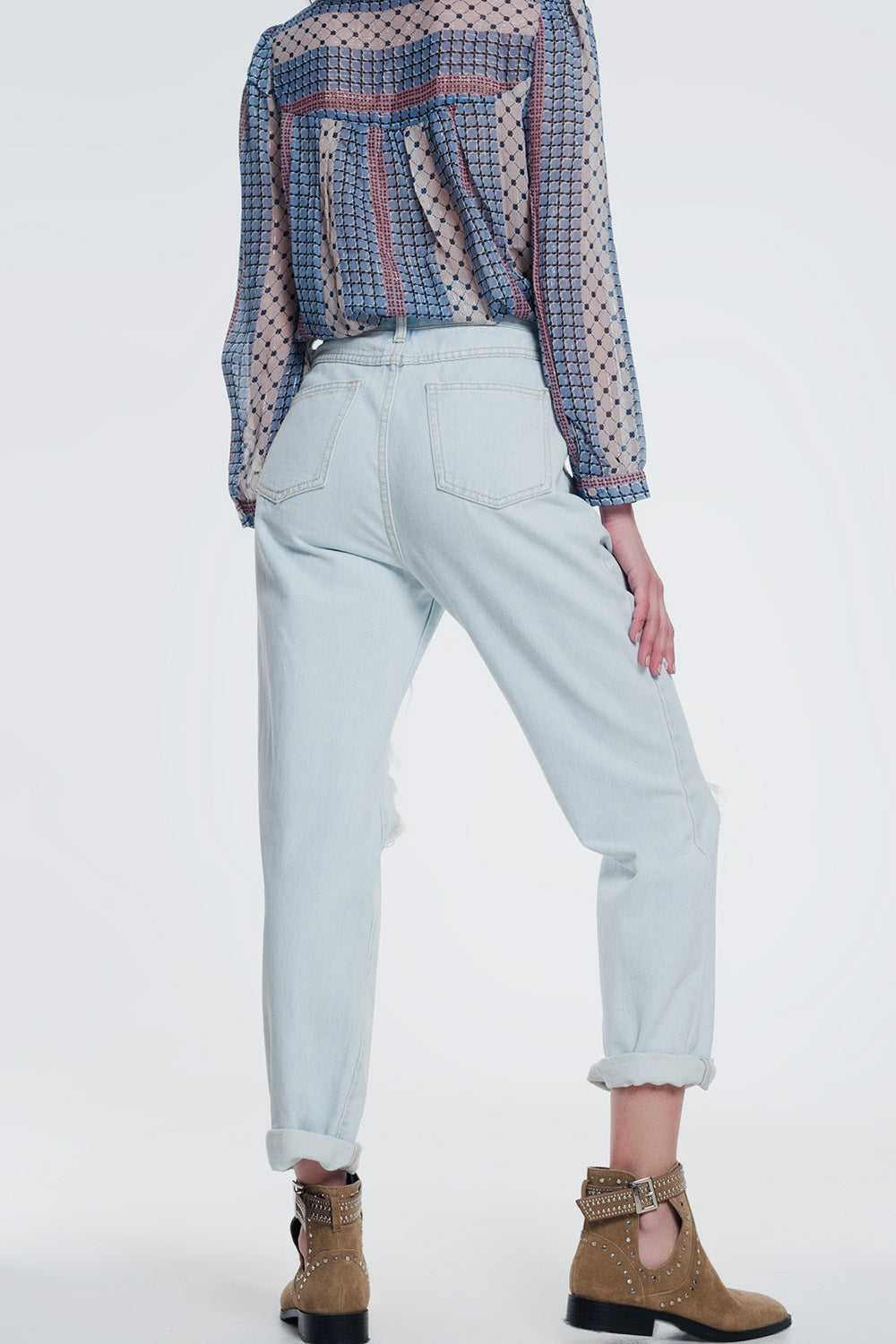 jeans rasgados boyfriend em azul claro
