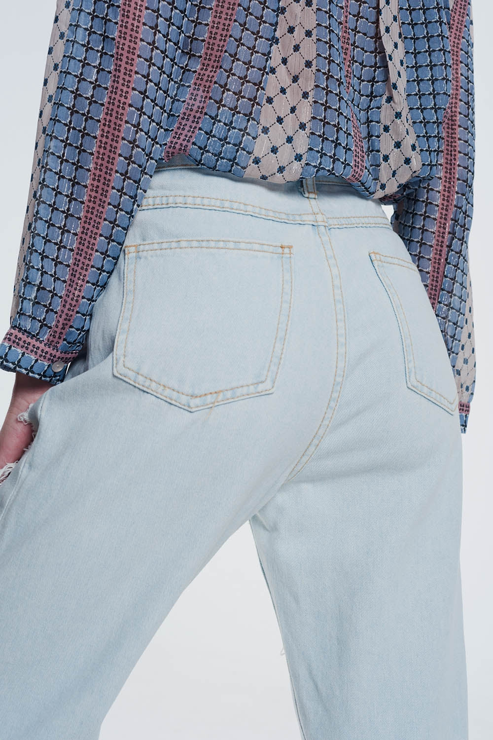 jeans rasgados boyfriend em azul claro