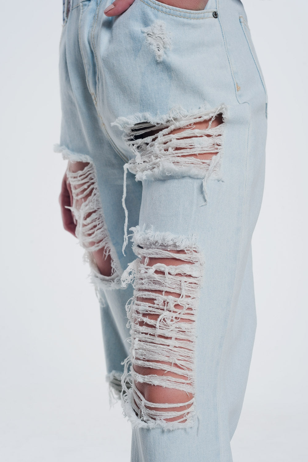 jeans rasgados boyfriend em azul claro