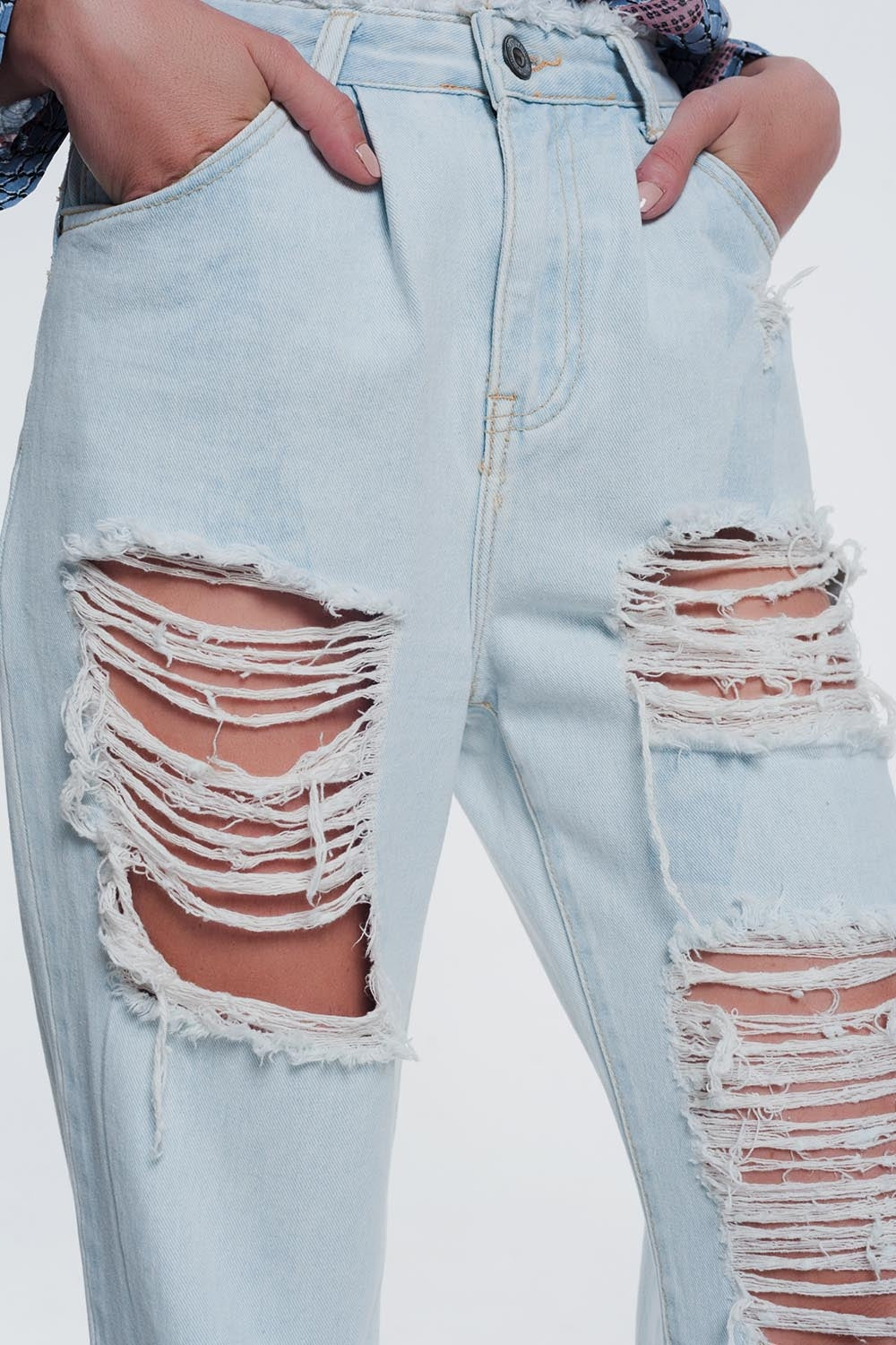 jeans rasgados boyfriend em azul claro