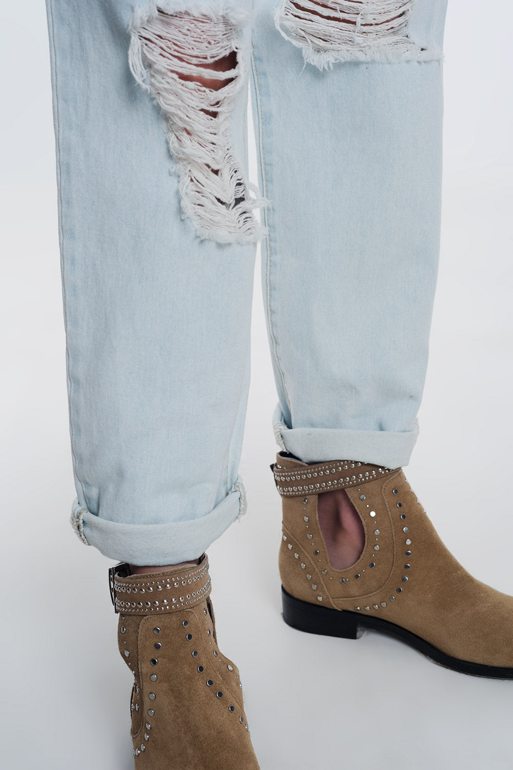 jeans rasgados boyfriend em azul claro