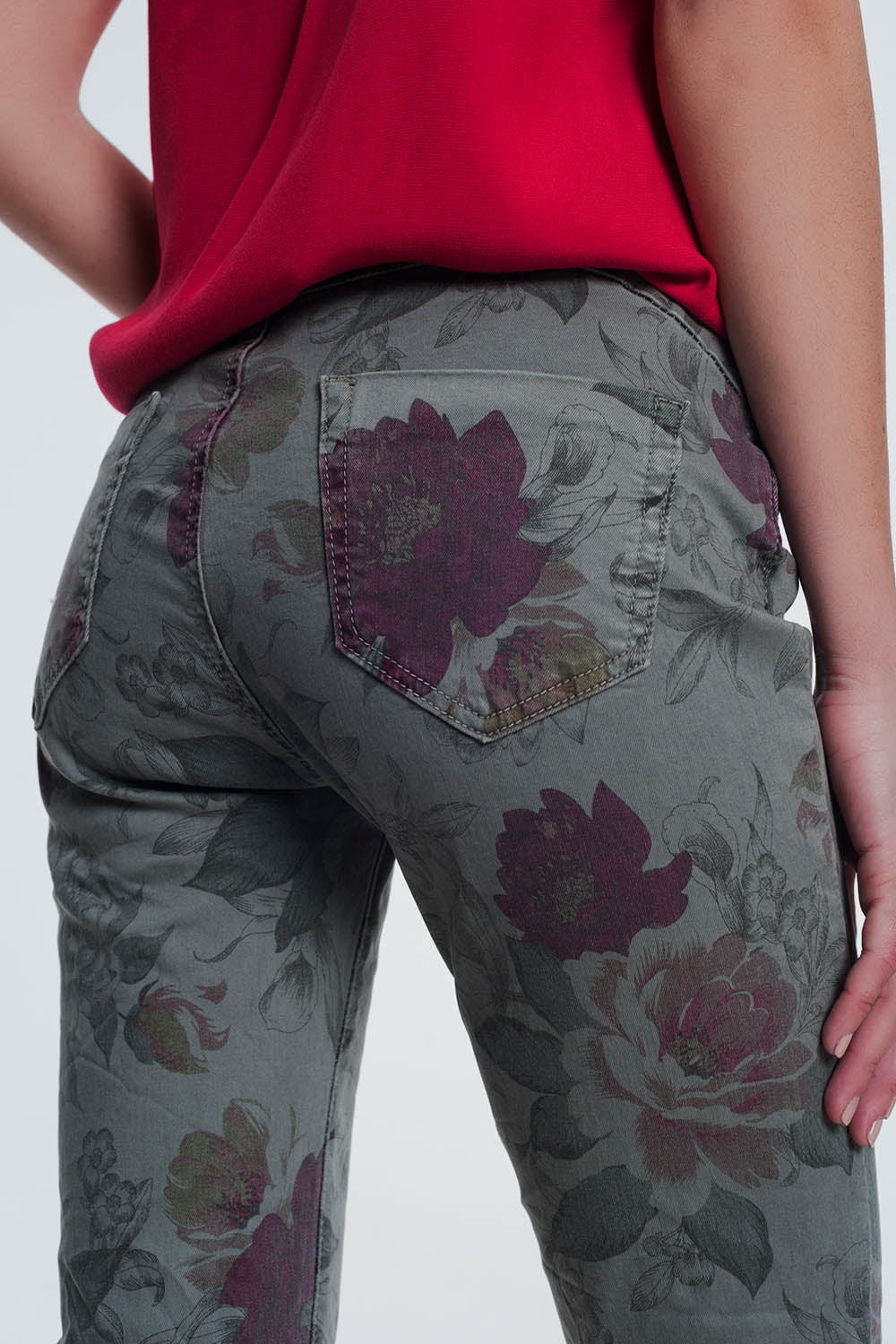 jeans cáqui namorado com estampa floral