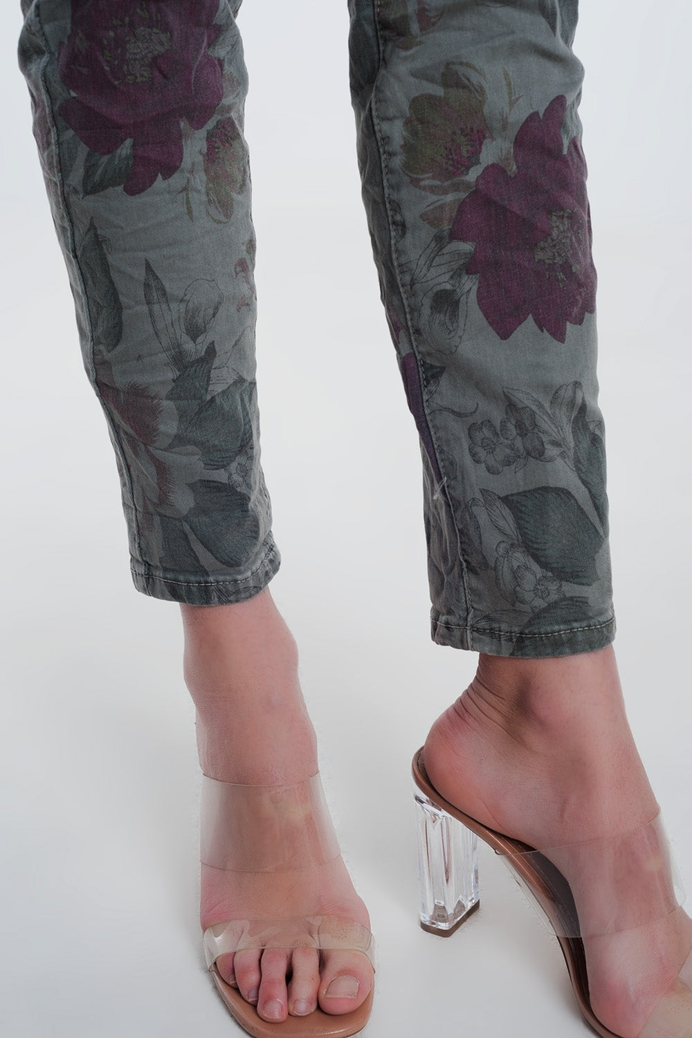 jeans cáqui namorado com estampa floral