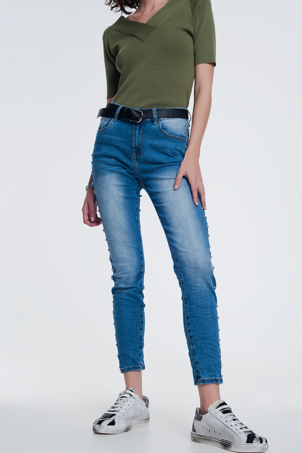 jeans enrugados com pregos