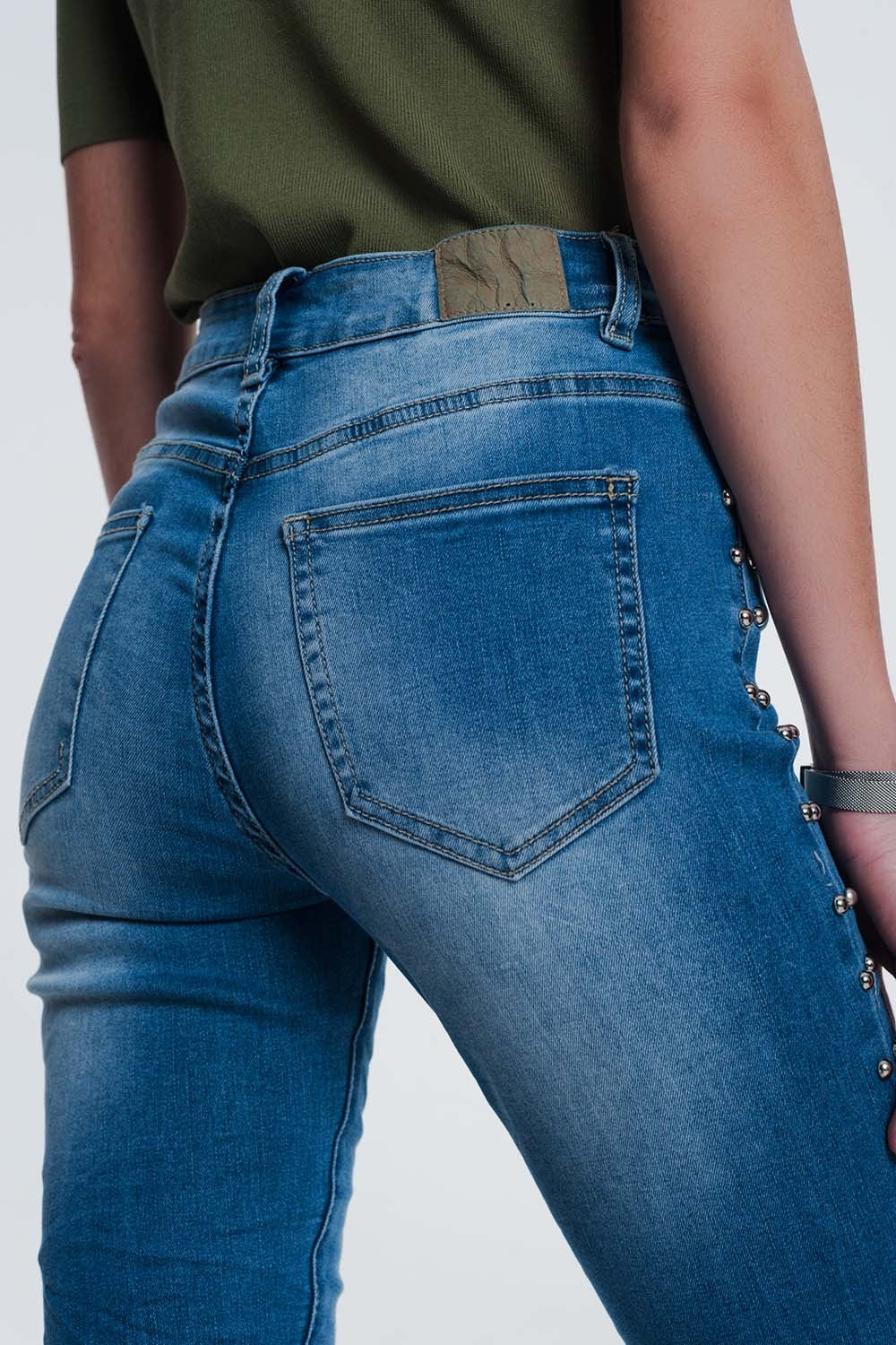 jeans enrugados com pregos