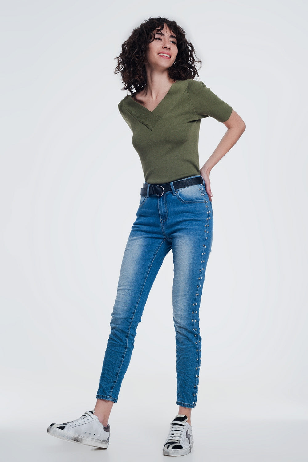 jeans enrugados com pregos