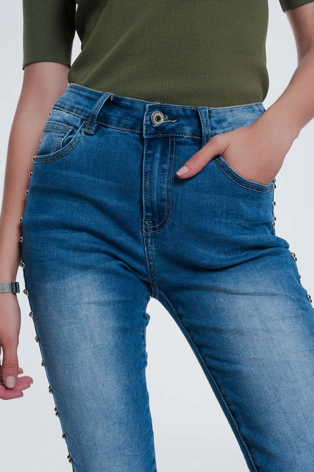 jeans enrugados com pregos