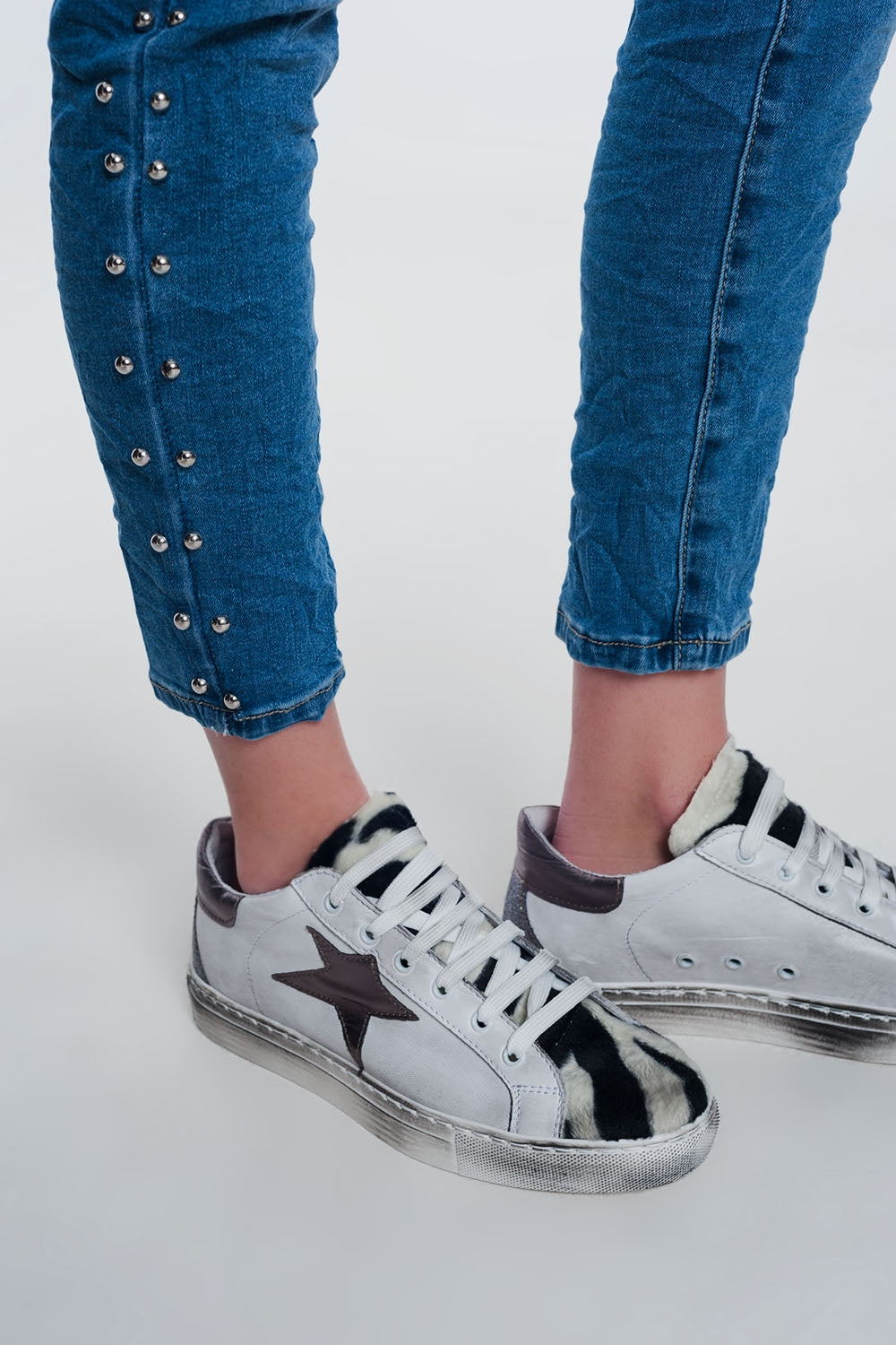 jeans enrugados com pregos
