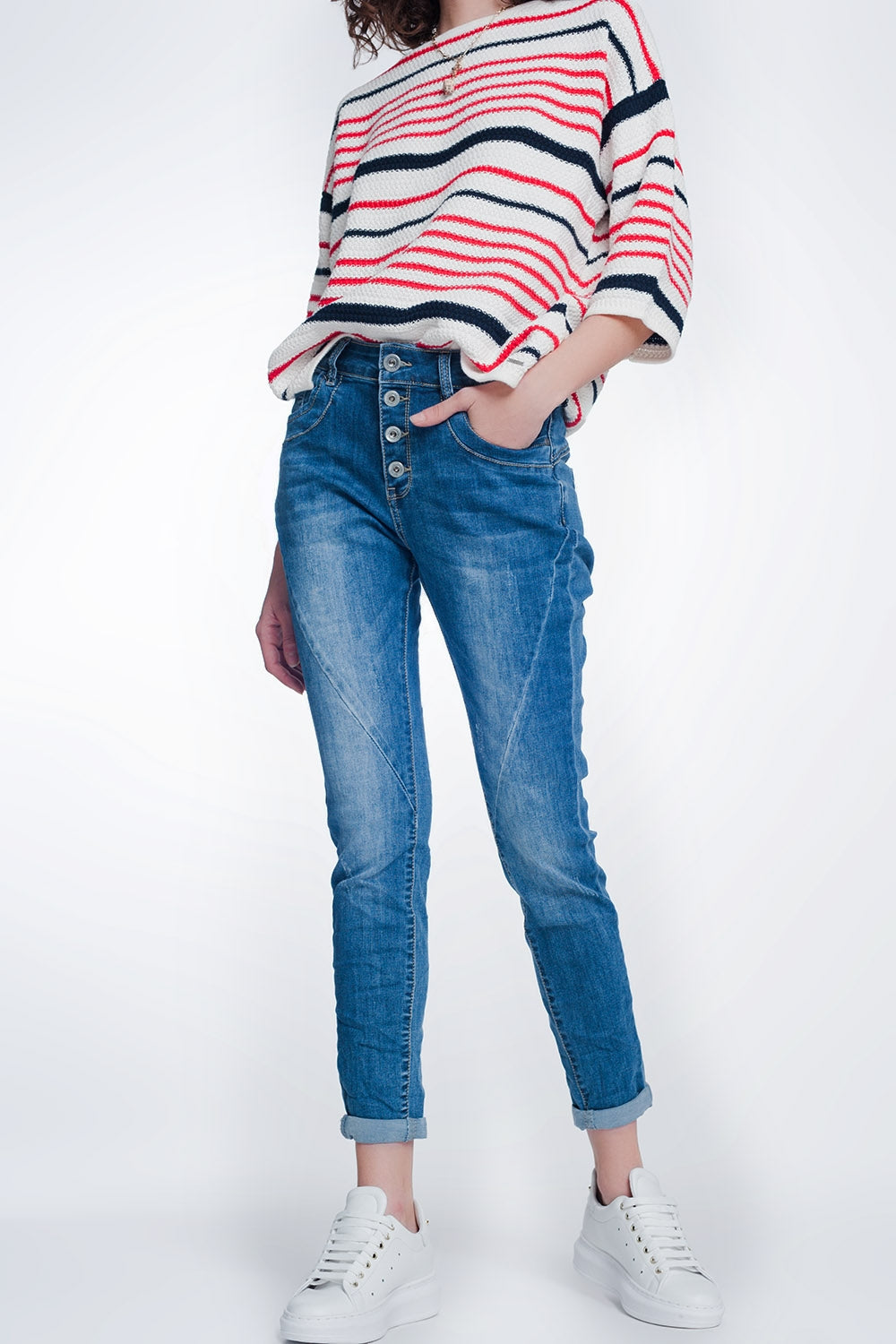 Jeans boyfriend com botões e médios lavados