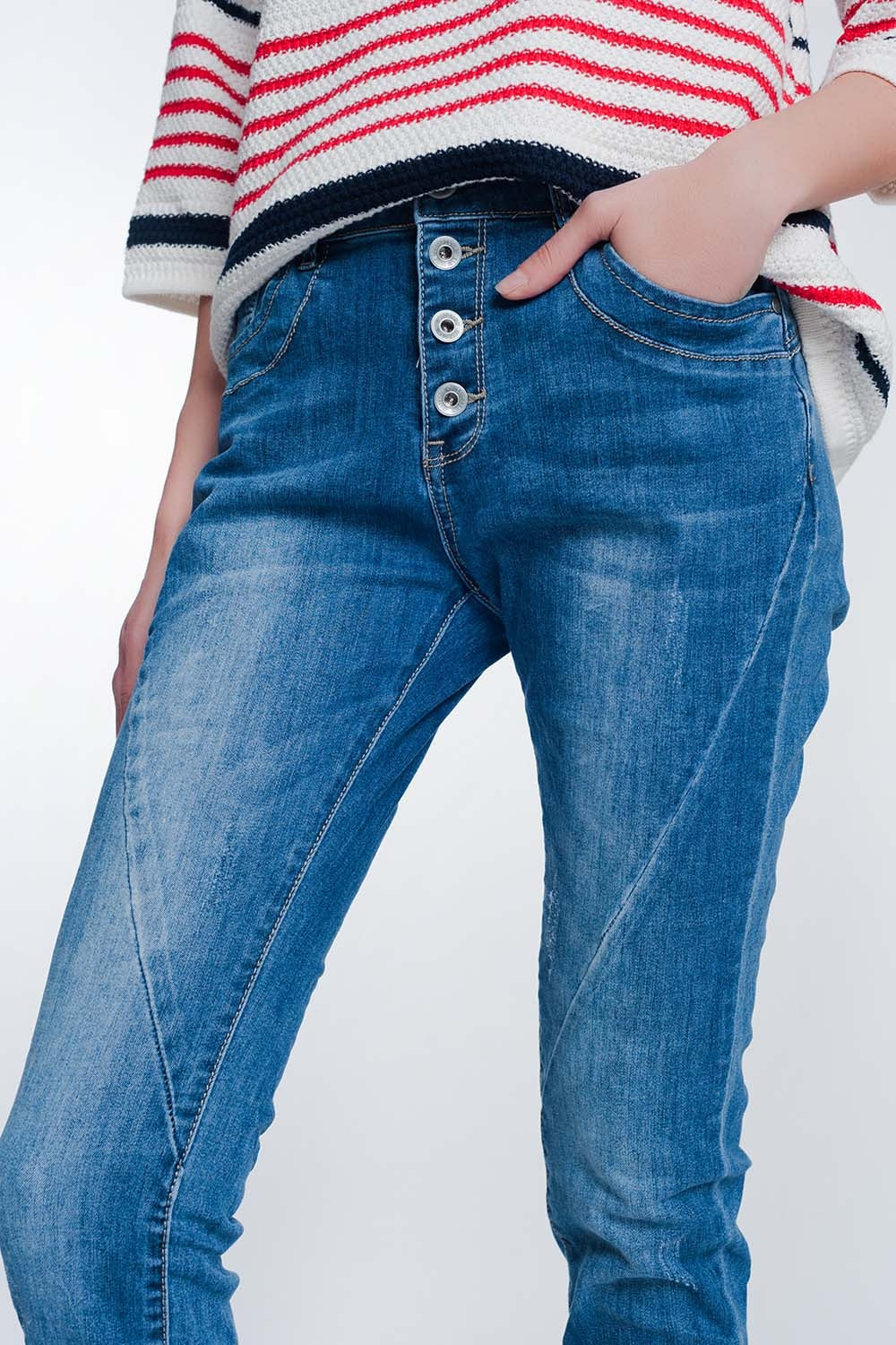 Jeans boyfriend com botões e médios lavados