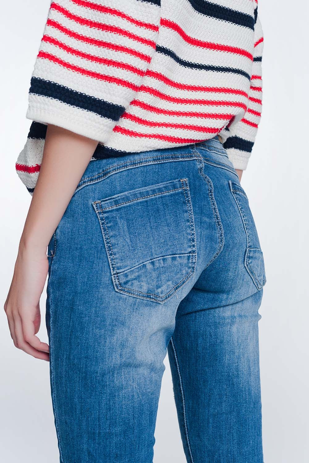 Jeans boyfriend com botões e médios lavados