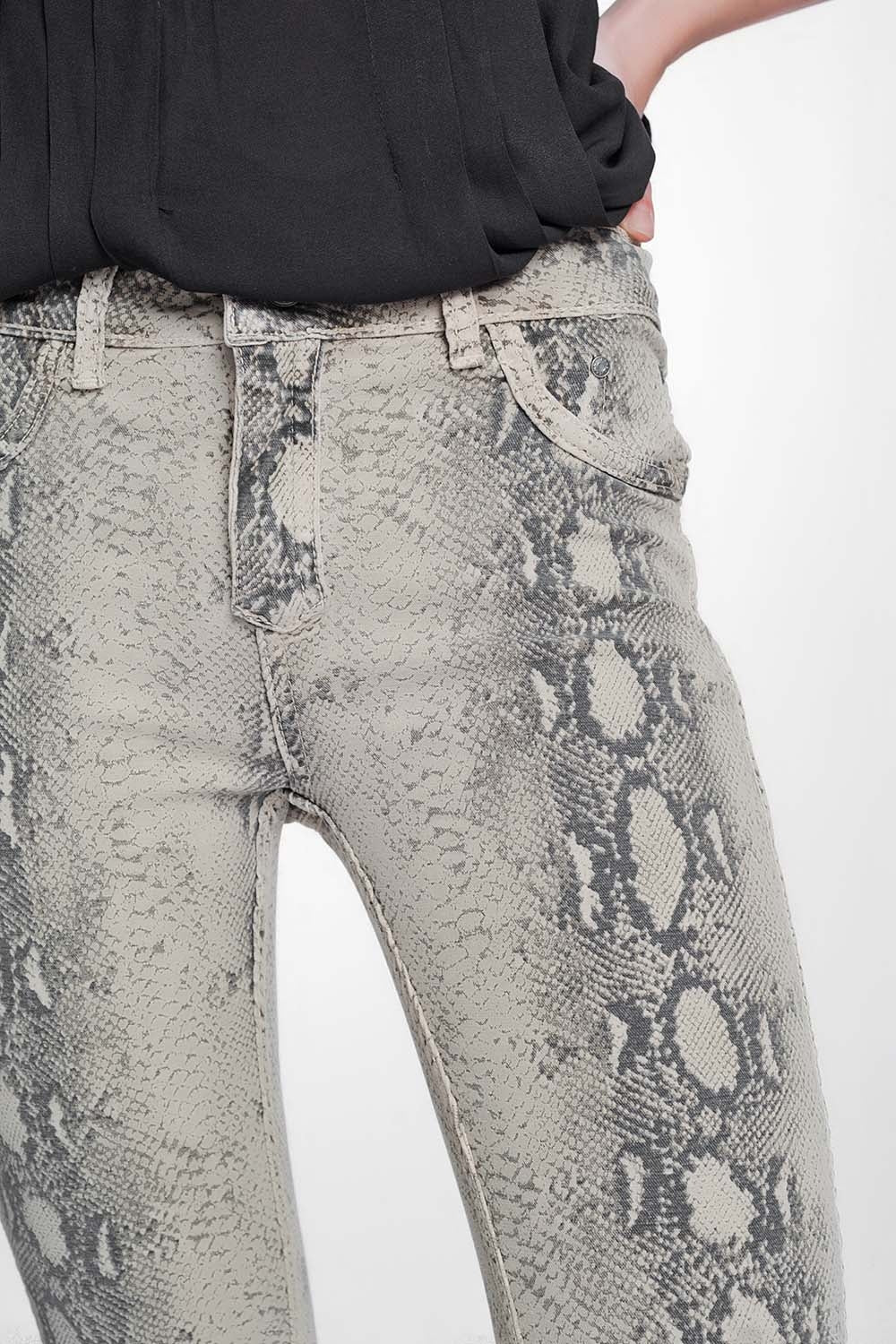 Calças reversível super skinny bege com estampa de cobra