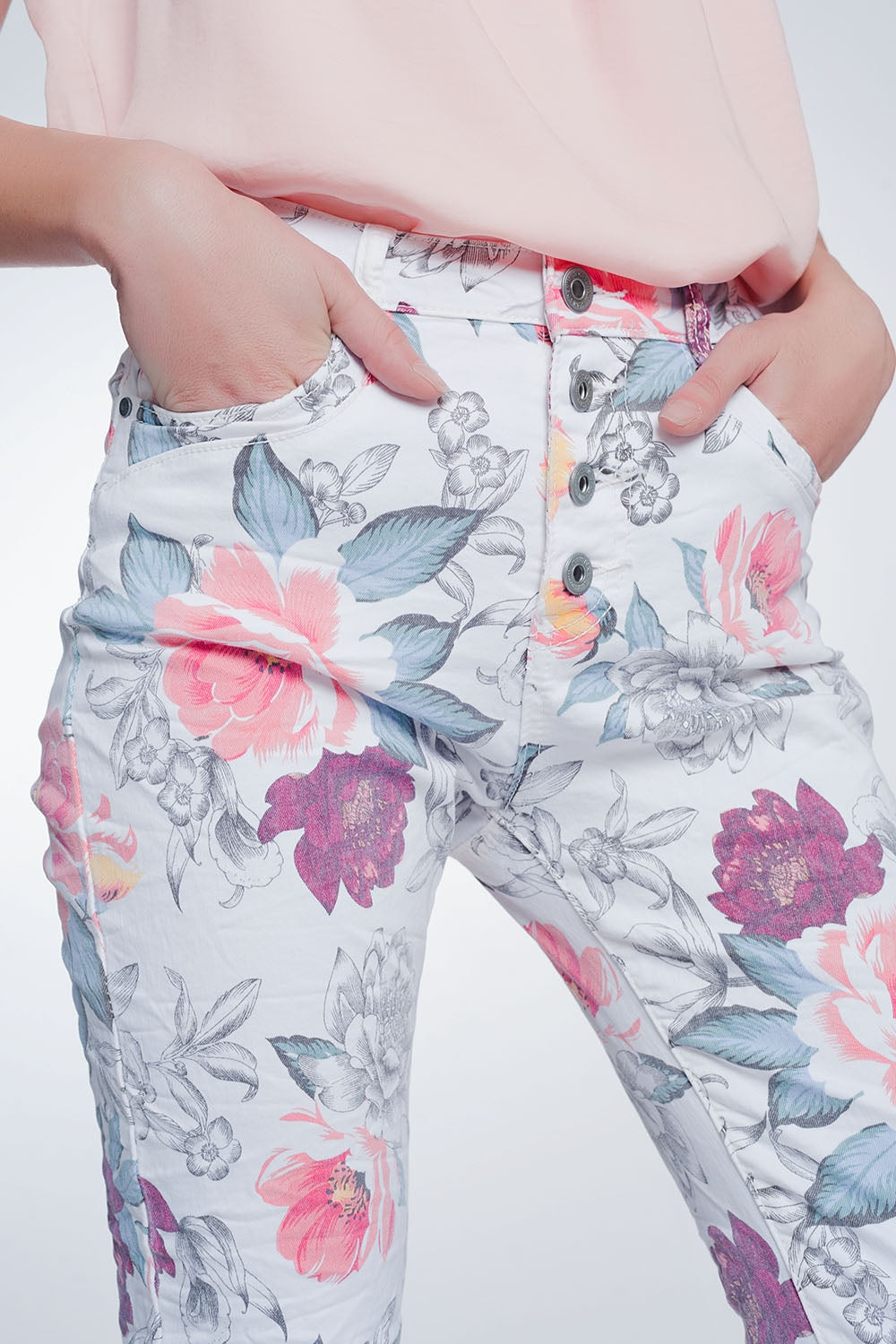 Calças branco boyfriend com estampa floral