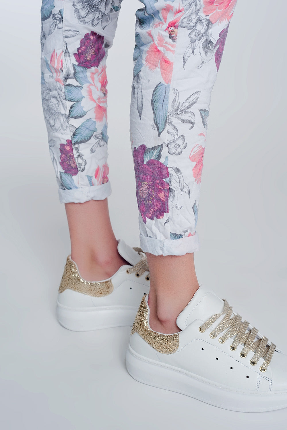 Calças branco boyfriend com estampa floral